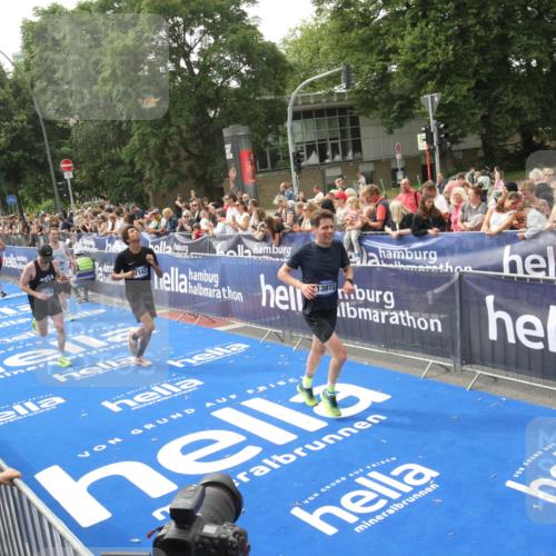 29.06.2025 - hella hamburg halbmarathon Michael Strokosch http://msf.ph/oto/8536046 29.06.2025 10:24:56 Ziel  meine-sportfotos.de
