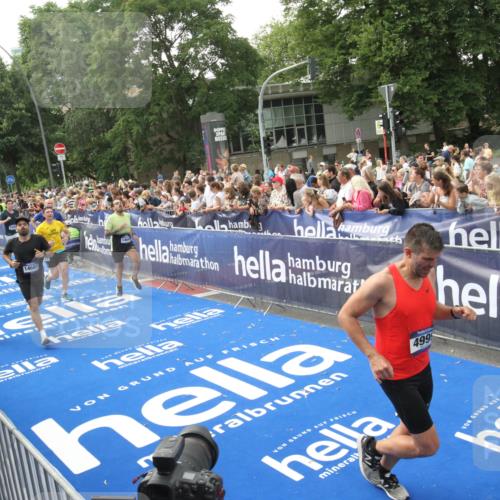 29.06.2025 - hella hamburg halbmarathon Michael Strokosch http://msf.ph/oto/8536047 29.06.2025 10:44:18 Ziel  meine-sportfotos.de