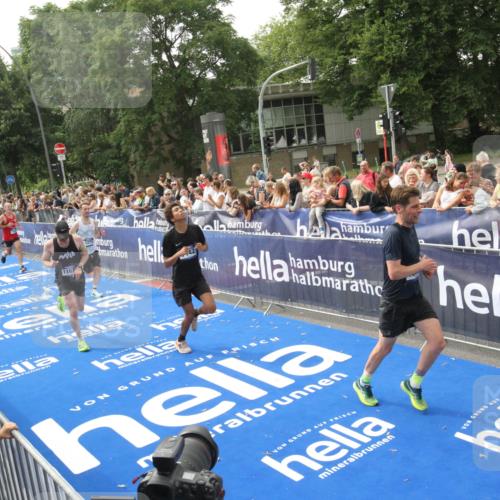 29.06.2025 - hella hamburg halbmarathon Michael Strokosch http://msf.ph/oto/8536048 29.06.2025 10:24:56 Ziel  meine-sportfotos.de