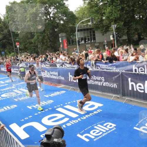 29.06.2025 - hella hamburg halbmarathon Michael Strokosch http://msf.ph/oto/8536050 29.06.2025 10:24:56 Ziel  meine-sportfotos.de