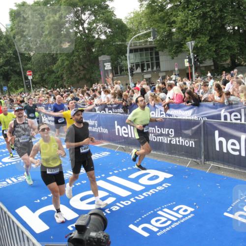 29.06.2025 - hella hamburg halbmarathon Michael Strokosch http://msf.ph/oto/8536051 29.06.2025 10:44:19 Ziel  meine-sportfotos.de