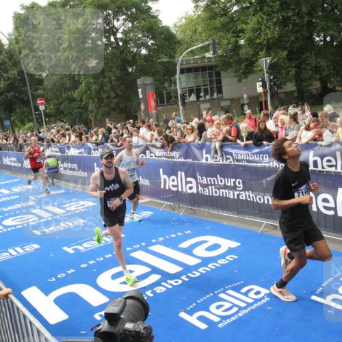 29.06.2025 - hella hamburg halbmarathon Michael Strokosch http://msf.ph/oto/8536052 29.06.2025 10:24:57 Ziel  meine-sportfotos.de