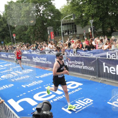 29.06.2025 - hella hamburg halbmarathon Michael Strokosch http://msf.ph/oto/8536054 29.06.2025 10:24:57 Ziel  meine-sportfotos.de