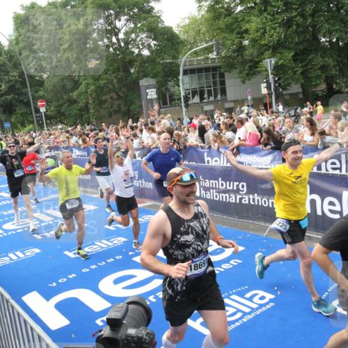 29.06.2025 - hella hamburg halbmarathon Michael Strokosch http://msf.ph/oto/8536055 29.06.2025 10:44:20 Ziel  meine-sportfotos.de