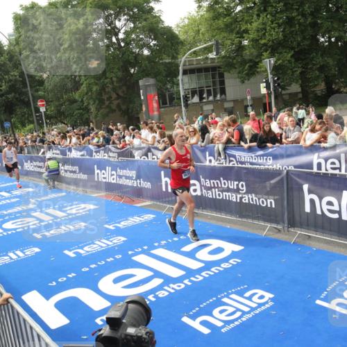 29.06.2025 - hella hamburg halbmarathon Michael Strokosch http://msf.ph/oto/8536058 29.06.2025 10:24:58 Ziel  meine-sportfotos.de