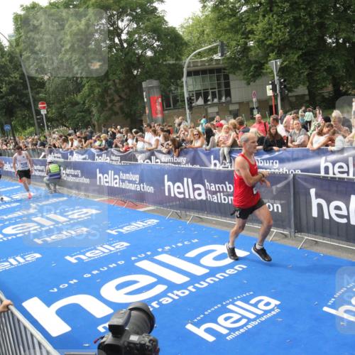 29.06.2025 - hella hamburg halbmarathon Michael Strokosch http://msf.ph/oto/8536060 29.06.2025 10:24:59 Ziel  meine-sportfotos.de