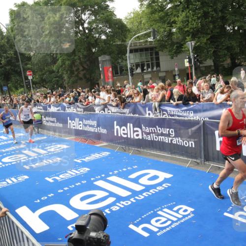 29.06.2025 - hella hamburg halbmarathon Michael Strokosch http://msf.ph/oto/8536062 29.06.2025 10:24:59 Ziel  meine-sportfotos.de