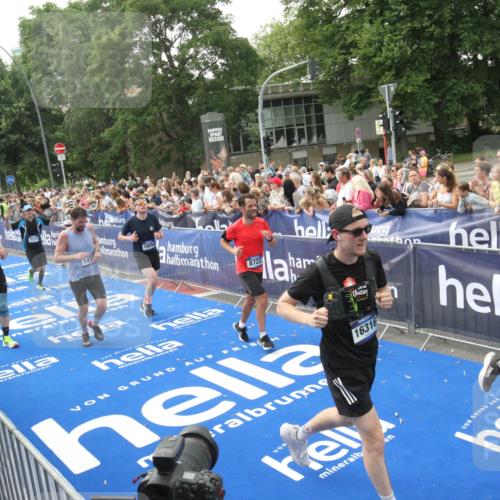 29.06.2025 - hella hamburg halbmarathon Michael Strokosch http://msf.ph/oto/8536065 29.06.2025 10:44:22 Ziel  meine-sportfotos.de