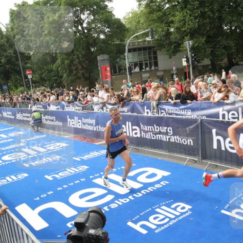 29.06.2025 - hella hamburg halbmarathon Michael Strokosch http://msf.ph/oto/8536066 29.06.2025 10:25:01 Ziel  meine-sportfotos.de