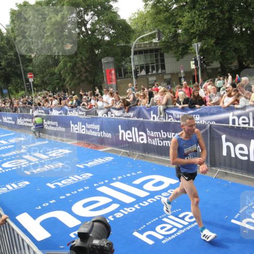 29.06.2025 - hella hamburg halbmarathon Michael Strokosch http://msf.ph/oto/8536068 29.06.2025 10:25:01 Ziel  meine-sportfotos.de
