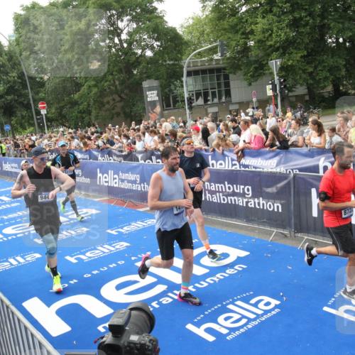 29.06.2025 - hella hamburg halbmarathon Michael Strokosch http://msf.ph/oto/8536069 29.06.2025 10:44:23 Ziel  meine-sportfotos.de