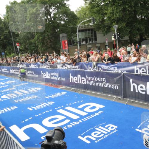 29.06.2025 - hella hamburg halbmarathon Michael Strokosch http://msf.ph/oto/8536070 29.06.2025 10:25:01 Ziel  meine-sportfotos.de