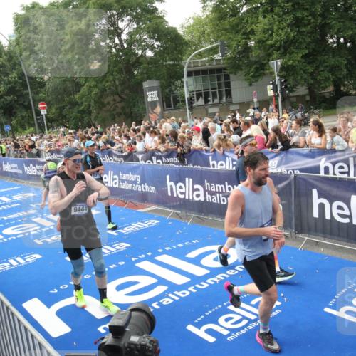 29.06.2025 - hella hamburg halbmarathon Michael Strokosch http://msf.ph/oto/8536071 29.06.2025 10:44:23 Ziel  meine-sportfotos.de
