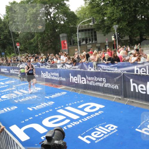 29.06.2025 - hella hamburg halbmarathon Michael Strokosch http://msf.ph/oto/8536072 29.06.2025 10:25:04 Ziel  meine-sportfotos.de