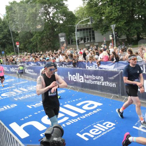 29.06.2025 - hella hamburg halbmarathon Michael Strokosch http://msf.ph/oto/8536073 29.06.2025 10:44:23 Ziel  meine-sportfotos.de
