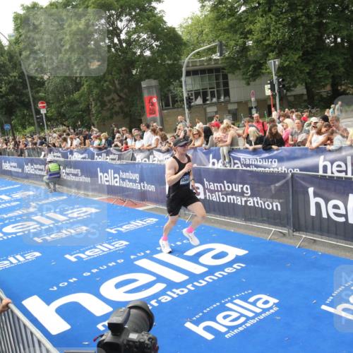 29.06.2025 - hella hamburg halbmarathon Michael Strokosch http://msf.ph/oto/8536076 29.06.2025 10:25:04 Ziel  meine-sportfotos.de
