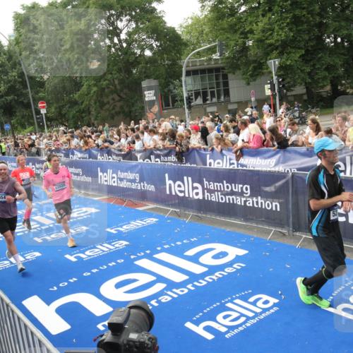 29.06.2025 - hella hamburg halbmarathon Michael Strokosch http://msf.ph/oto/8536077 29.06.2025 10:44:25 Ziel  meine-sportfotos.de
