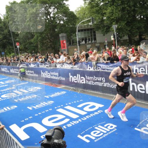 29.06.2025 - hella hamburg halbmarathon Michael Strokosch http://msf.ph/oto/8536078 29.06.2025 10:25:05 Ziel  meine-sportfotos.de