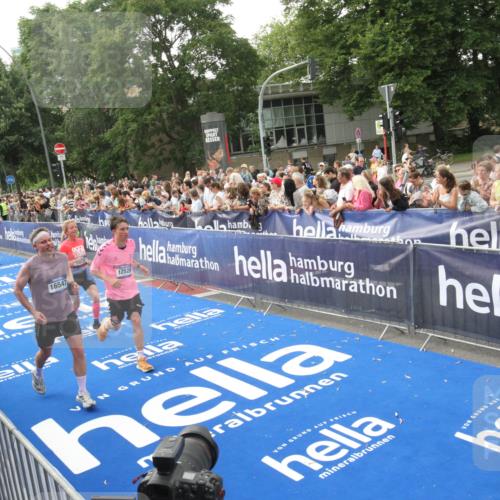 29.06.2025 - hella hamburg halbmarathon Michael Strokosch http://msf.ph/oto/8536079 29.06.2025 10:44:25 Ziel  meine-sportfotos.de
