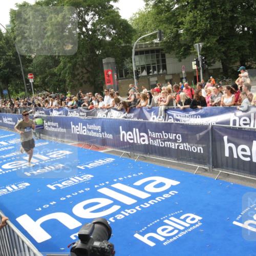 29.06.2025 - hella hamburg halbmarathon Michael Strokosch http://msf.ph/oto/8536080 29.06.2025 10:25:07 Ziel  meine-sportfotos.de
