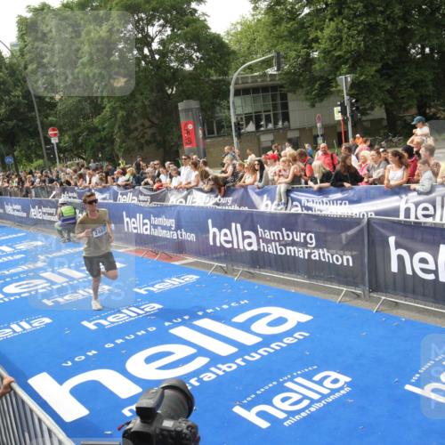 29.06.2025 - hella hamburg halbmarathon Michael Strokosch http://msf.ph/oto/8536082 29.06.2025 10:25:07 Ziel  meine-sportfotos.de
