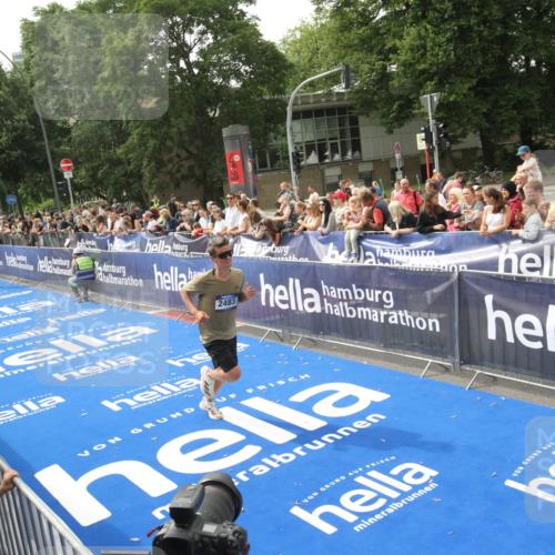 29.06.2025 - hella hamburg halbmarathon Michael Strokosch http://msf.ph/oto/8536084 29.06.2025 10:25:08 Ziel  meine-sportfotos.de