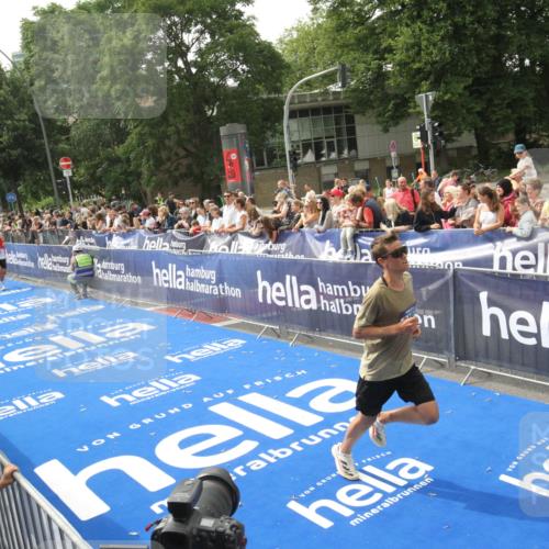 29.06.2025 - hella hamburg halbmarathon Michael Strokosch http://msf.ph/oto/8536086 29.06.2025 10:25:08 Ziel  meine-sportfotos.de