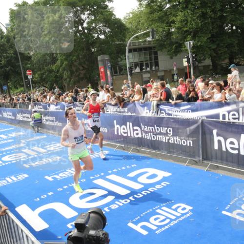 29.06.2025 - hella hamburg halbmarathon Michael Strokosch http://msf.ph/oto/8536090 29.06.2025 10:25:10 Ziel  meine-sportfotos.de