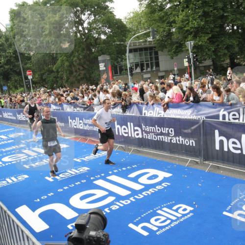 29.06.2025 - hella hamburg halbmarathon Michael Strokosch http://msf.ph/oto/8536091 29.06.2025 10:44:28 Ziel  meine-sportfotos.de
