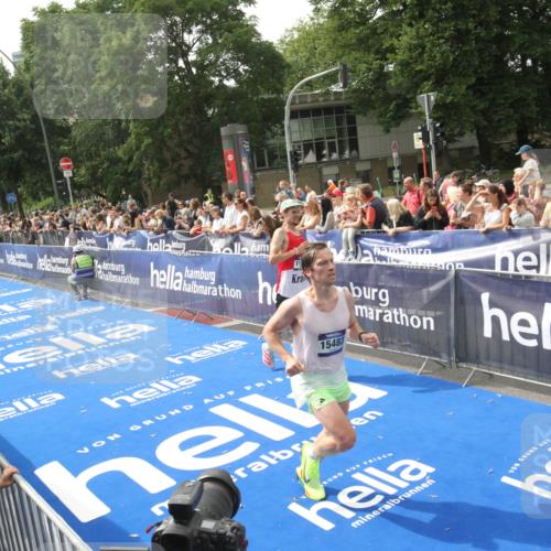 29.06.2025 - hella hamburg halbmarathon Michael Strokosch http://msf.ph/oto/8536092 29.06.2025 10:25:11 Ziel  meine-sportfotos.de