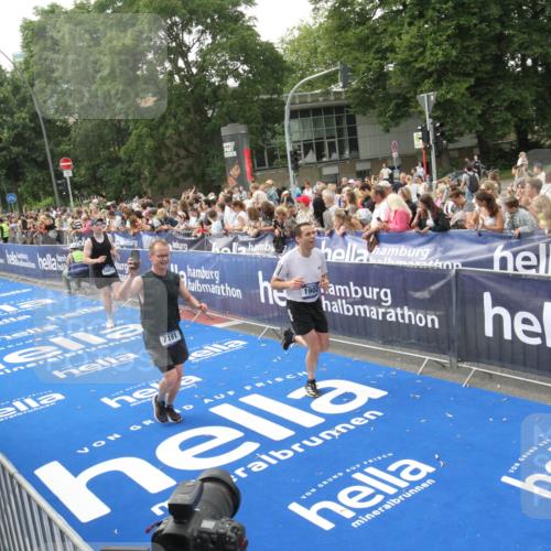 29.06.2025 - hella hamburg halbmarathon Michael Strokosch http://msf.ph/oto/8536093 29.06.2025 10:44:29 Ziel  meine-sportfotos.de