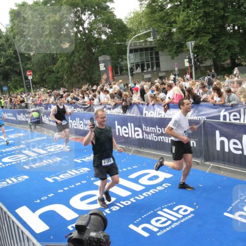 29.06.2025 - hella hamburg halbmarathon Michael Strokosch http://msf.ph/oto/8536095 29.06.2025 10:44:29 Ziel  meine-sportfotos.de