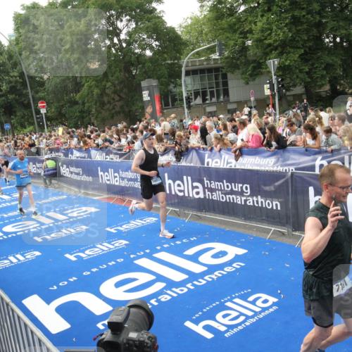 29.06.2025 - hella hamburg halbmarathon Michael Strokosch http://msf.ph/oto/8536097 29.06.2025 10:44:30 Ziel  meine-sportfotos.de
