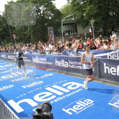 29.06.2025 - hella hamburg halbmarathon Michael Strokosch http://msf.ph/oto/8536100 29.06.2025 10:25:17 Ziel  meine-sportfotos.de