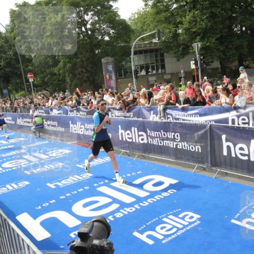 29.06.2025 - hella hamburg halbmarathon Michael Strokosch http://msf.ph/oto/8536102 29.06.2025 10:25:18 Ziel  meine-sportfotos.de