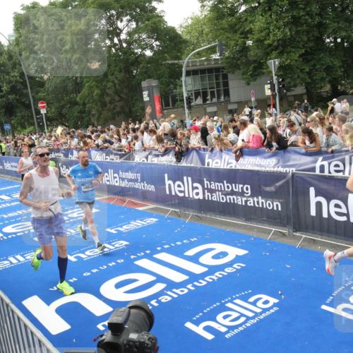 29.06.2025 - hella hamburg halbmarathon Michael Strokosch http://msf.ph/oto/8536103 29.06.2025 10:44:31 Ziel  meine-sportfotos.de