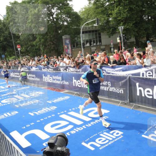 29.06.2025 - hella hamburg halbmarathon Michael Strokosch http://msf.ph/oto/8536105 29.06.2025 10:25:18 Ziel  meine-sportfotos.de