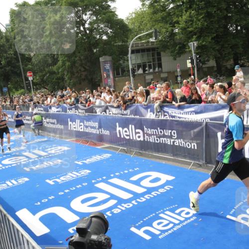 29.06.2025 - hella hamburg halbmarathon Michael Strokosch http://msf.ph/oto/8536107 29.06.2025 10:25:18 Ziel  meine-sportfotos.de
