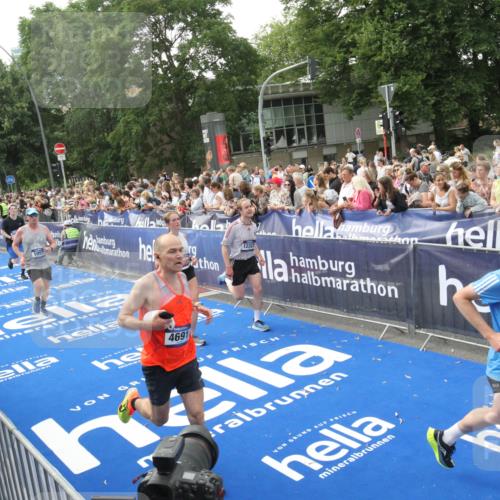29.06.2025 - hella hamburg halbmarathon Michael Strokosch http://msf.ph/oto/8536110 29.06.2025 10:44:32 Ziel  meine-sportfotos.de