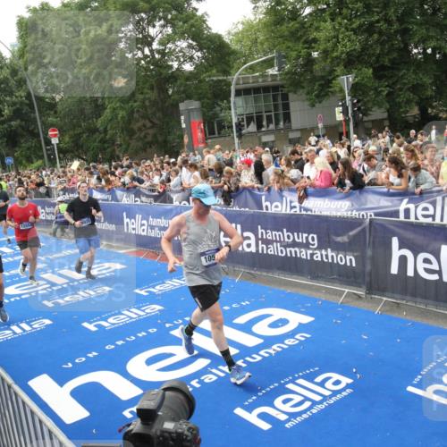 29.06.2025 - hella hamburg halbmarathon Michael Strokosch http://msf.ph/oto/8536118 29.06.2025 10:44:34 Ziel  meine-sportfotos.de