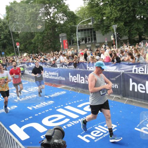 29.06.2025 - hella hamburg halbmarathon Michael Strokosch http://msf.ph/oto/8536120 29.06.2025 10:44:34 Ziel  meine-sportfotos.de
