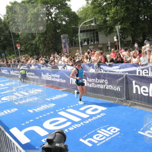 29.06.2025 - hella hamburg halbmarathon Michael Strokosch http://msf.ph/oto/8536121 29.06.2025 10:25:22 Ziel  meine-sportfotos.de