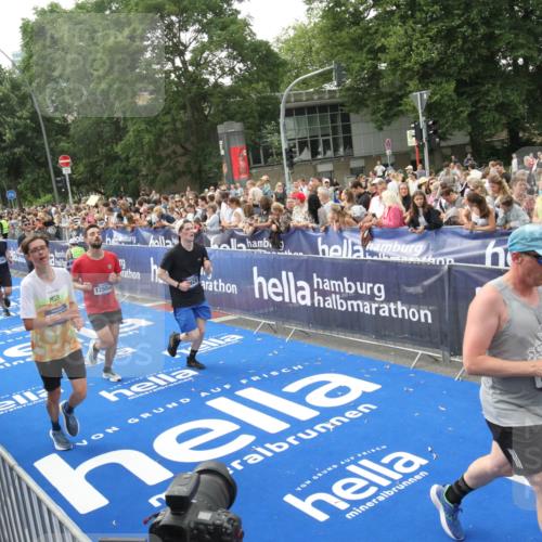 29.06.2025 - hella hamburg halbmarathon Michael Strokosch http://msf.ph/oto/8536122 29.06.2025 10:44:35 Ziel  meine-sportfotos.de