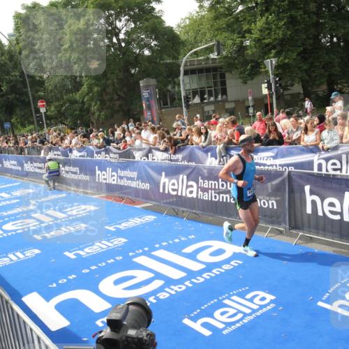 29.06.2025 - hella hamburg halbmarathon Michael Strokosch http://msf.ph/oto/8536123 29.06.2025 10:25:22 Ziel  meine-sportfotos.de
