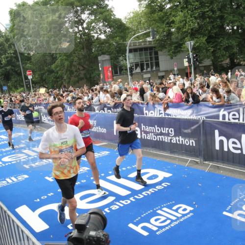 29.06.2025 - hella hamburg halbmarathon Michael Strokosch http://msf.ph/oto/8536124 29.06.2025 10:44:35 Ziel  meine-sportfotos.de