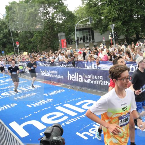 29.06.2025 - hella hamburg halbmarathon Michael Strokosch http://msf.ph/oto/8536128 29.06.2025 10:44:36 Ziel  meine-sportfotos.de