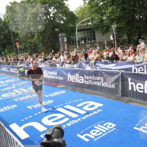 29.06.2025 - hella hamburg halbmarathon Michael Strokosch http://msf.ph/oto/8536129 29.06.2025 10:25:28 Ziel  meine-sportfotos.de