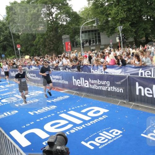 29.06.2025 - hella hamburg halbmarathon Michael Strokosch http://msf.ph/oto/8536130 29.06.2025 10:44:36 Ziel  meine-sportfotos.de