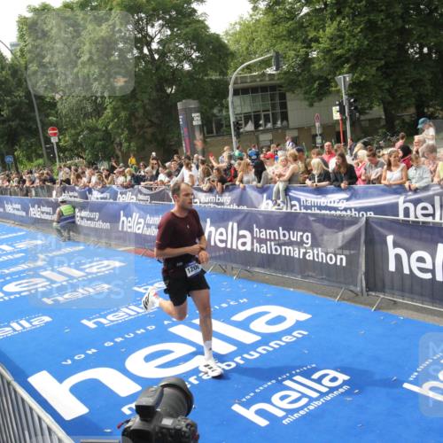29.06.2025 - hella hamburg halbmarathon Michael Strokosch http://msf.ph/oto/8536131 29.06.2025 10:25:28 Ziel  meine-sportfotos.de