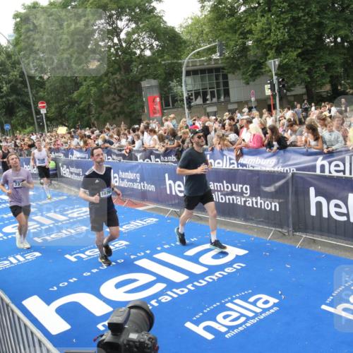 29.06.2025 - hella hamburg halbmarathon Michael Strokosch http://msf.ph/oto/8536132 29.06.2025 10:44:37 Ziel  meine-sportfotos.de